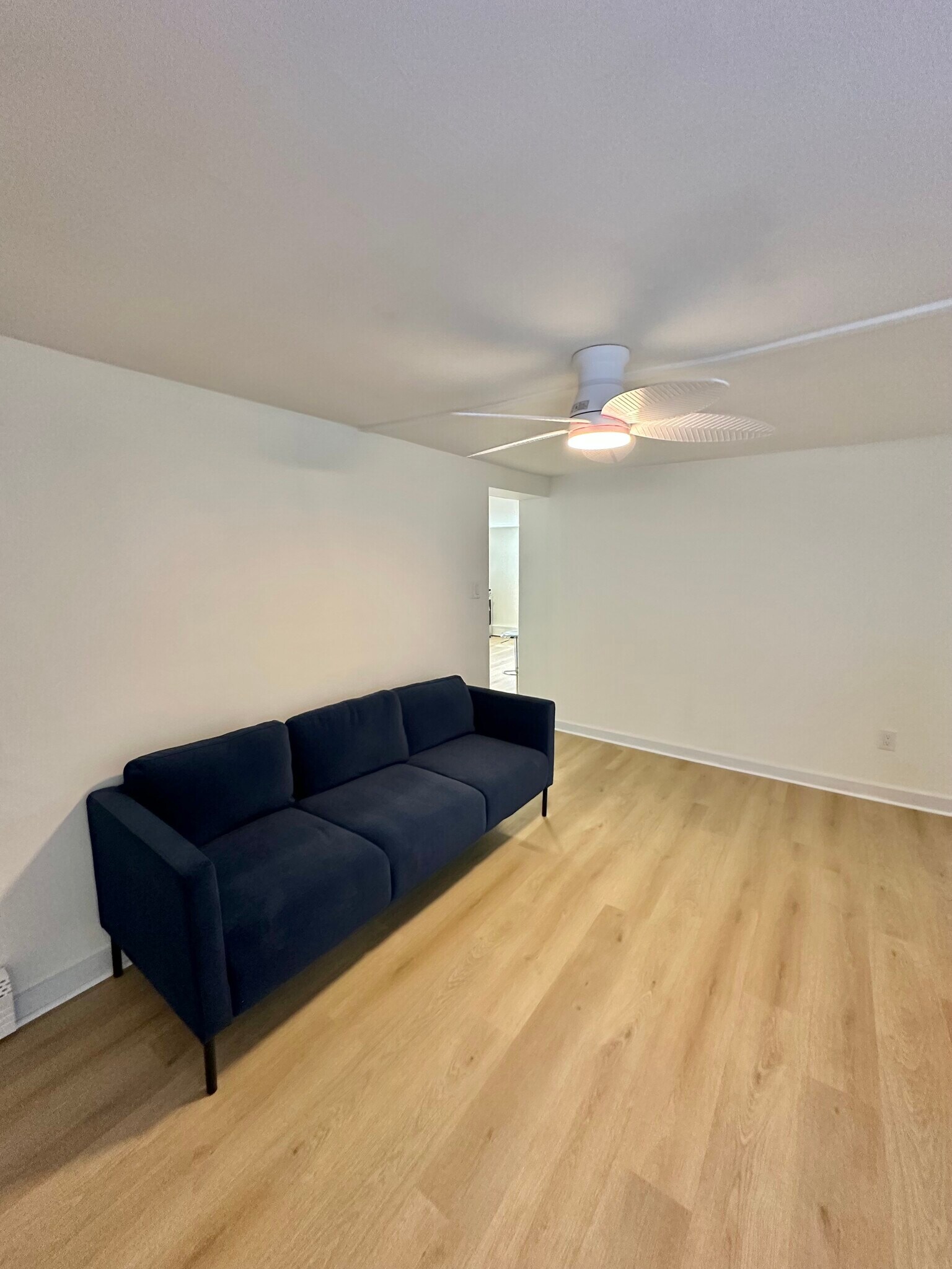 Building Photo - 122 Larch St
