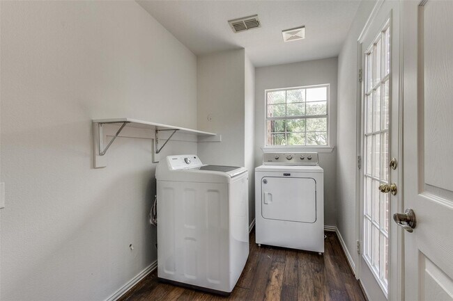Building Photo - Located in a highly desirable neighborhood.