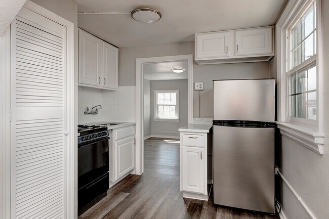 Building Photo - ? Only $899! Modern 1st-Floor Apartment with Covered Porch + Utilities Included?