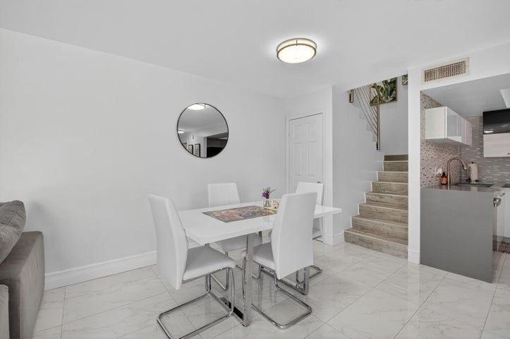 Building Photo - 4310 Village Dr