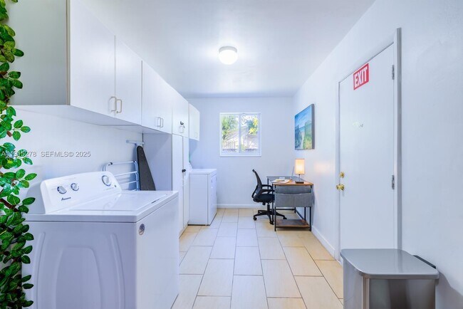 Building Photo - 312 N Luna Ct