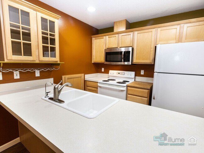 Primary Photo - Bright & Spacious 2-Bedroom End Unit Townh...