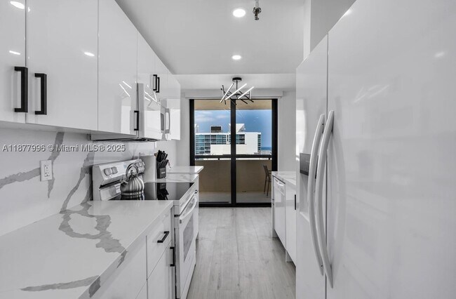 Building Photo - 2555 Collins Ave