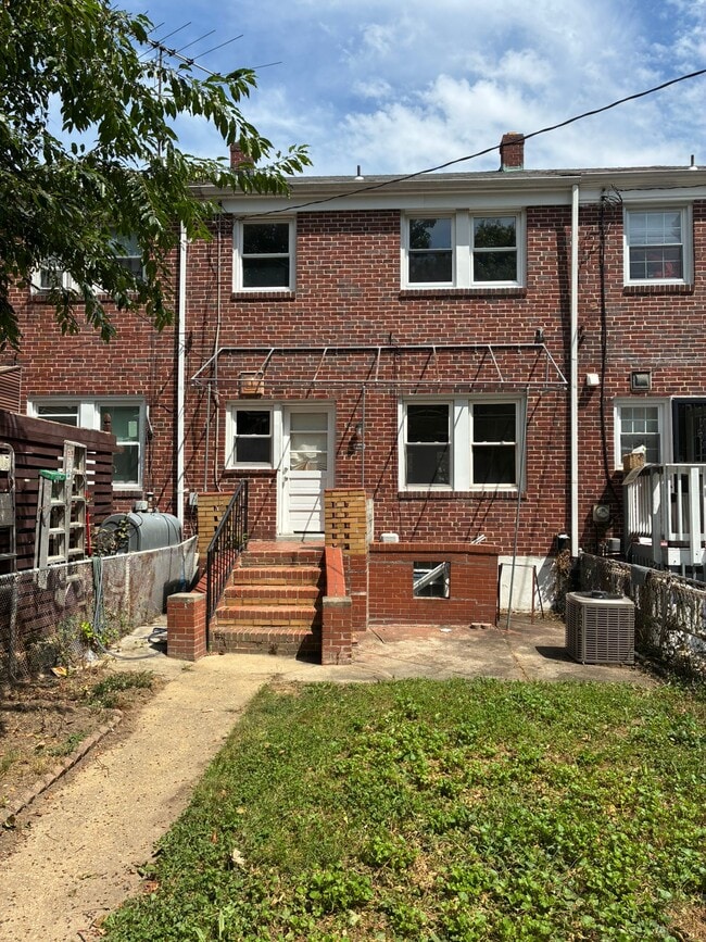 Building Photo - 1715 E Belvedere Ave
