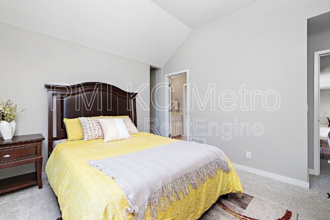 Building Photo - 15708 Canterbury St