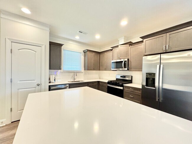 Building Photo - Updated 3 Bedroom High Point Condo with Large Bonus Room!