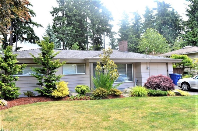 Primary Photo - Gorgeous well maintained 4 bed house avail...