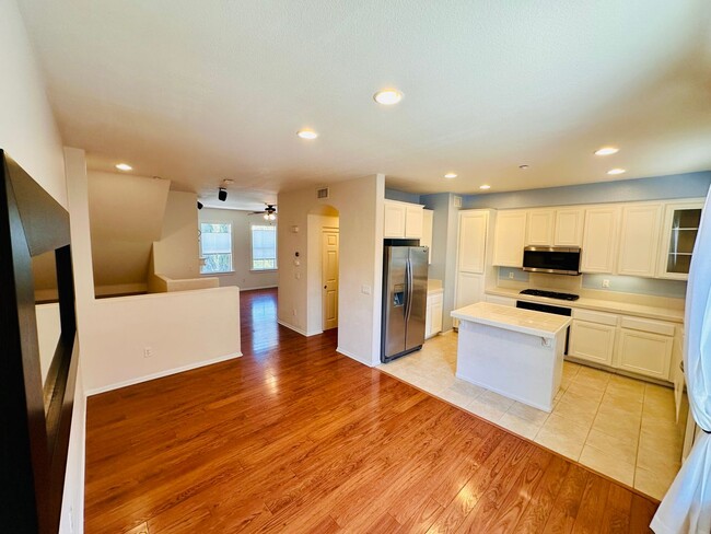 Building Photo - Luxury Tri-Level Townhome 2bd 2.5bth w Bon...