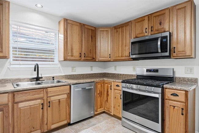 Building Photo - 2604 Canterbury St