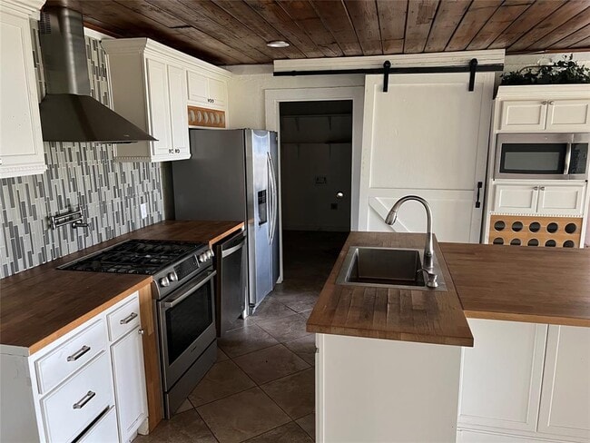 Building Photo - 17313 W Beach Rd