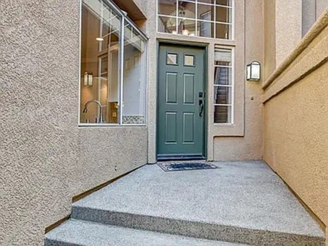 Building Photo - 10 Promontory Park