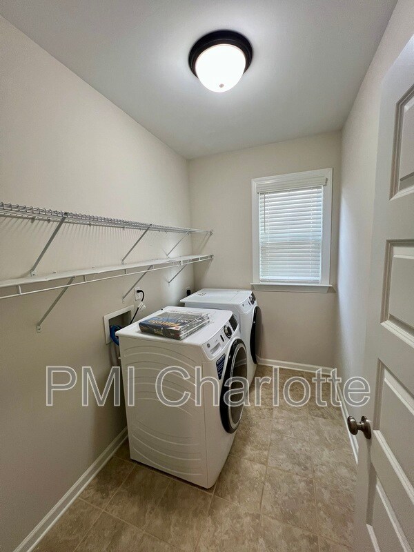 Building Photo - 1135 Overlake Dr