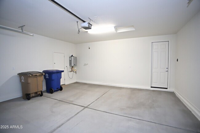 Building Photo - 1005 W Finch Dr