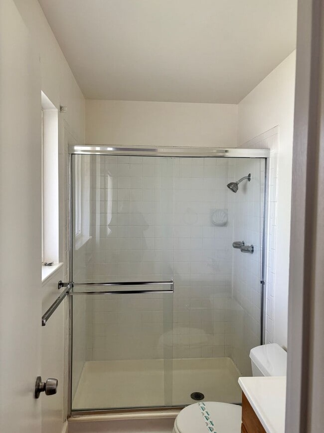 Building Photo - AVAILABLE IMMEDIATELY - LARGE 3 BED/2 BATH...