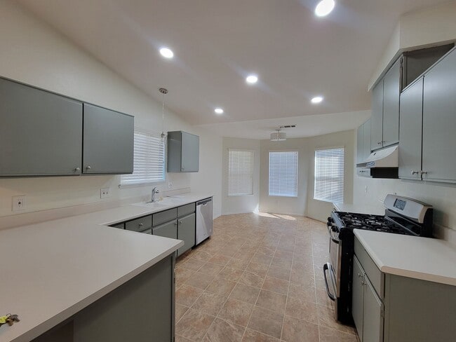 Building Photo - *Wait list full- Currently not accepting applications* 3 Bedroom 2 Bathroom in NW Visalia with Ya...