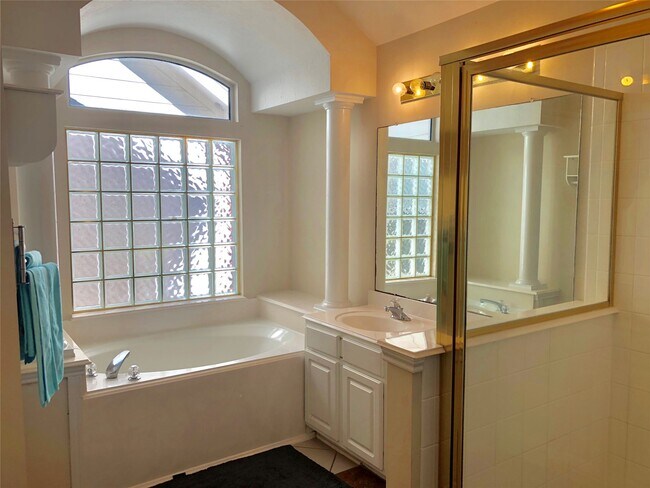 Building Photo - 13113 Sunset Cliff Ct