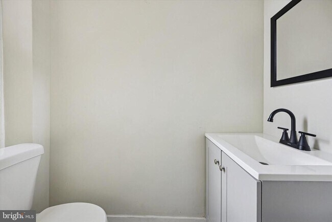 Building Photo - 6002 W Thompson St