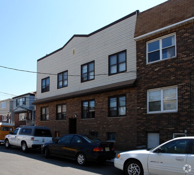Building Photo - 168 W 21st St