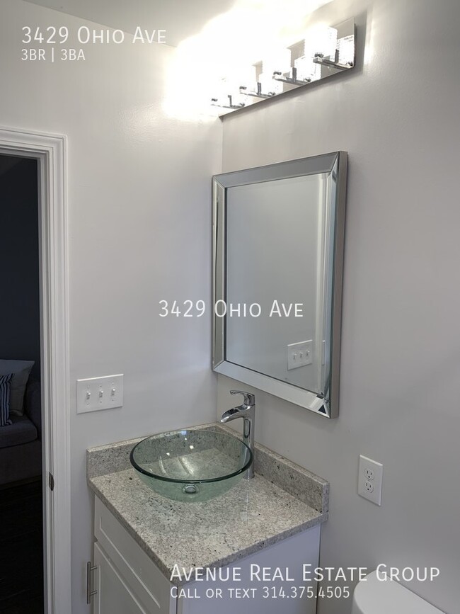 Building Photo - Beautifully Renovated Townhouse