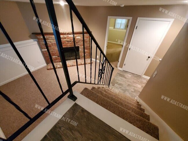 Building Photo - Beautiful Hard to Find Duplex in Olathe No...