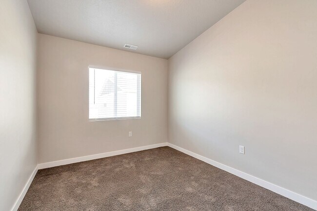 Building Photo - 3 Bed 2.5 Bath Townhome in Bluffdale