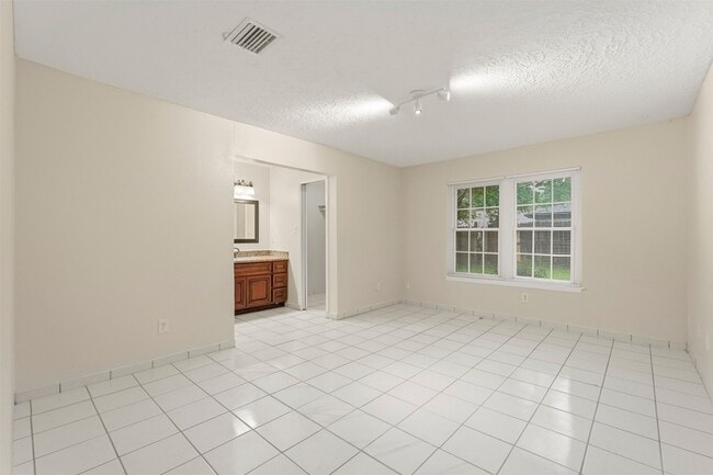 Building Photo - 423 Pickford Dr