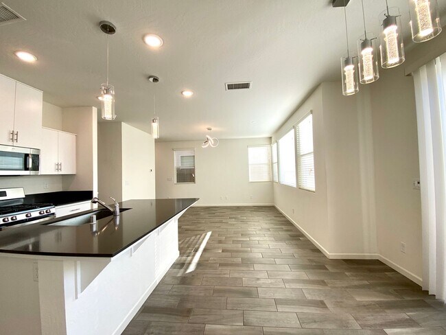 Building Photo - $2,195, 3 Bedroom In Gated Community with ...