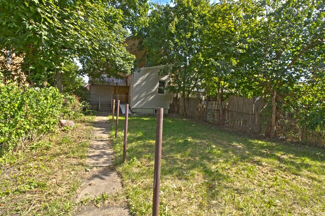 Building Photo - 1817 Jancey St