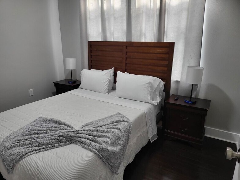 Building Photo - 434 S Cortez St