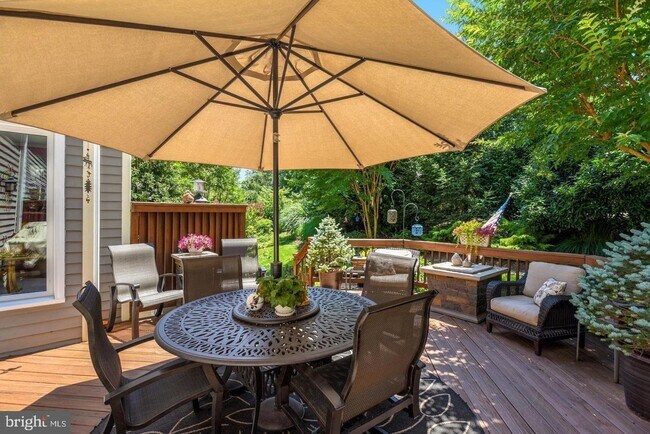 Building Photo - Experience elevated living in this beautifully renovated townhome nestled within the highly sough...