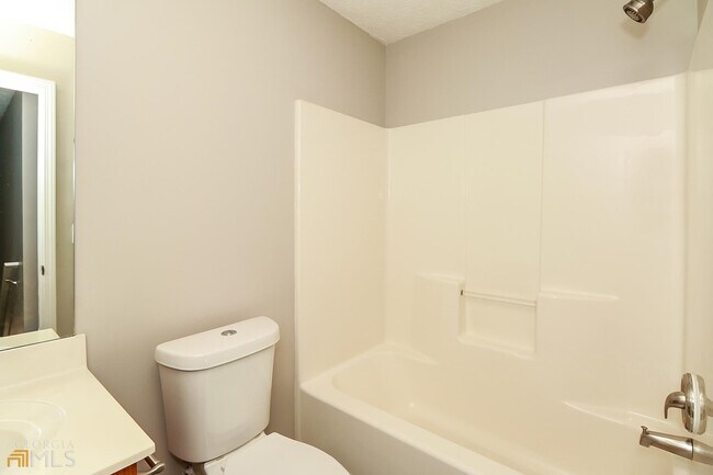 Building Photo - 2840 Lakeside Cir