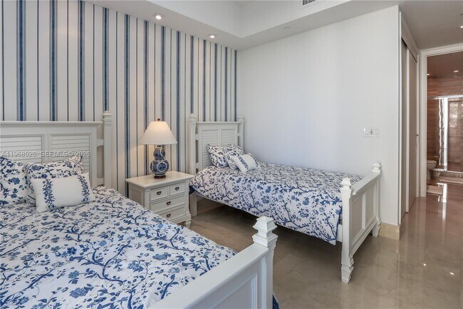 Building Photo - 16001 Collins Ave