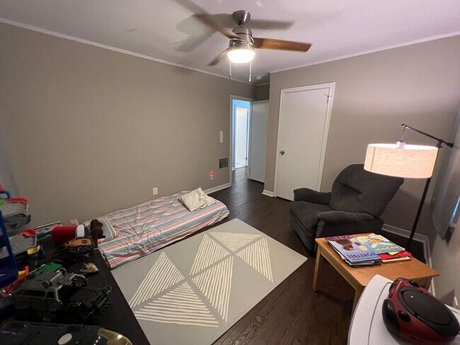 Building Photo - Awesome Green Acres Home!