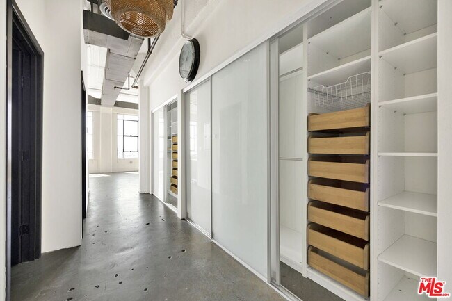 Building Photo - 315 E 8th St