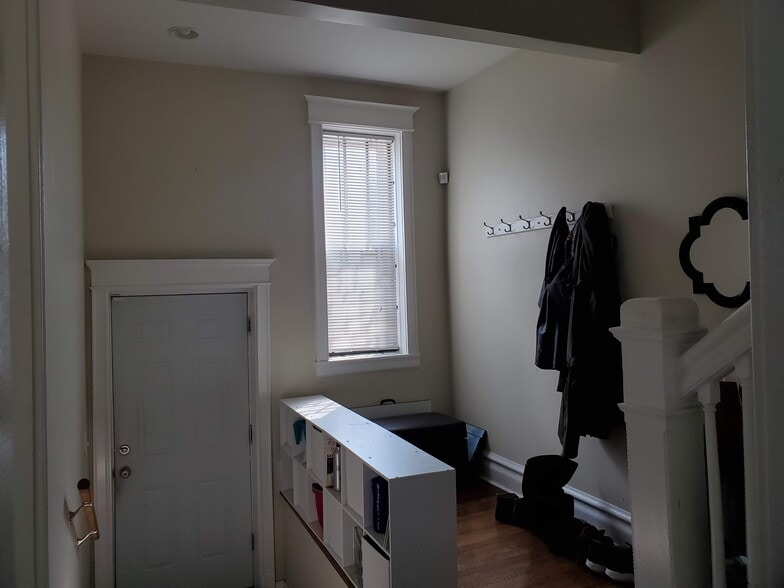 Entryway - 6942 S Dante Ave