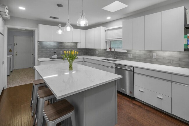 Building Photo - CHARMING 5 BDRM HOME IN CASTLE HILLS!!