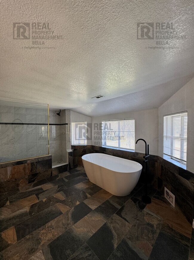 Building Photo - Peaceful Nuevo Living with Gated Driveway, Spacious Layout and Outdoor Living