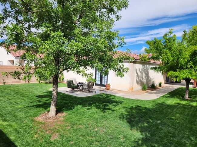 Building Photo - 1304 Villa Campo NE
