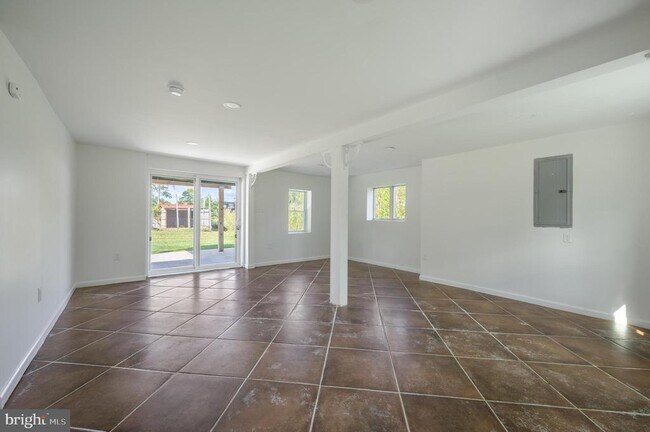 Building Photo - 1979 US-206