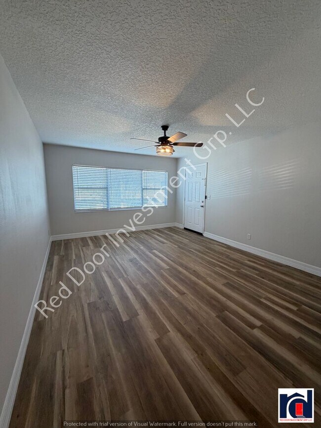 Building Photo - Renovated Spacious 2/2~w/All-in One Washer/Dryer & New AC~Deland