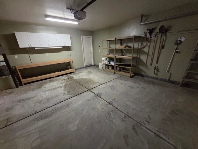 Building Photo - Cozy 3 Bedroom Single Story Home with a Den