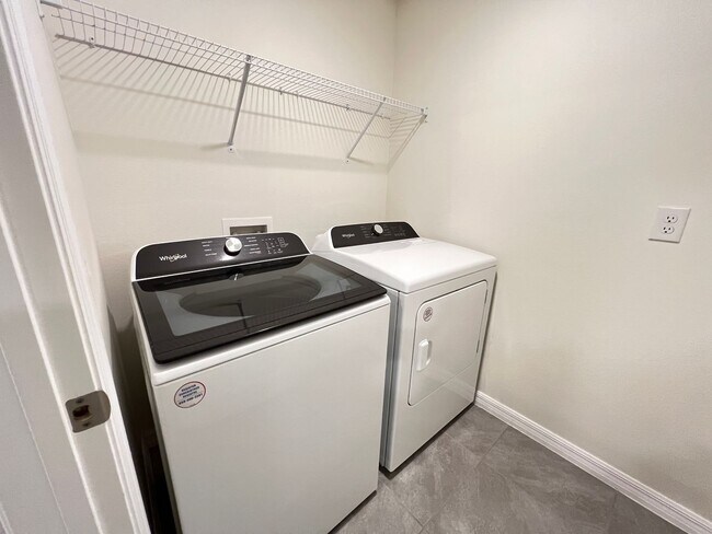 Building Photo - 4BD/2BA Modern Comfort Meets Suburban Serenity in Ocala! WASHER & DRYER INCLUDED! FULLY FENCED HOME!