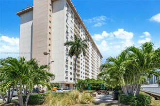 Building Photo - 400 Kings Point Dr