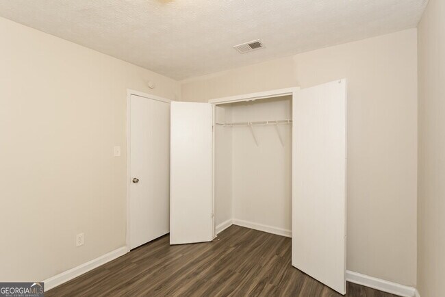 Building Photo - 599 Plainville Dr SW