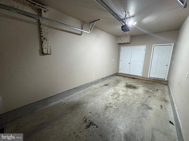 Building Photo - 400 Kintyre Ln