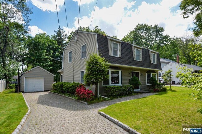 Building Photo - 252 Hillside Ave