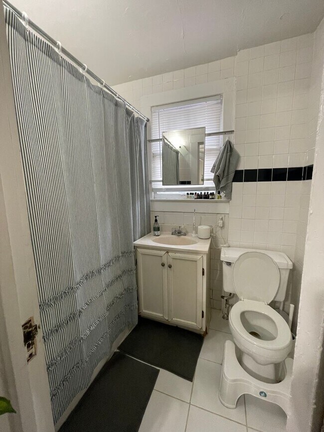 Building Photo - FALL 2026!!! Private 1 Bedroom Historic Ho...