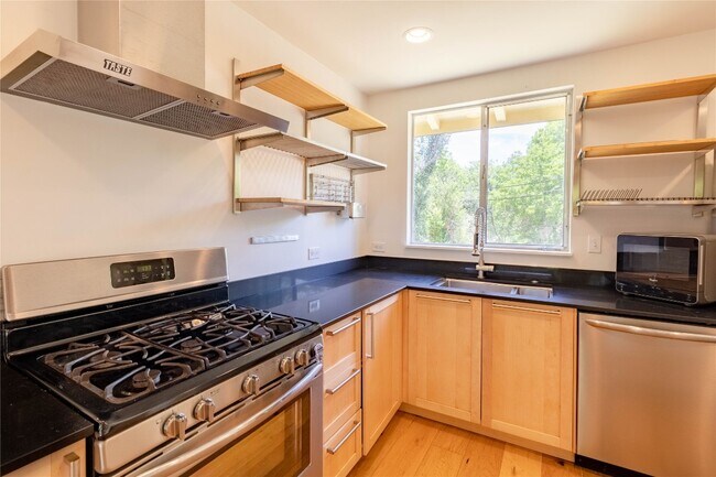 Building Photo - 1423 Broadmoor Dr