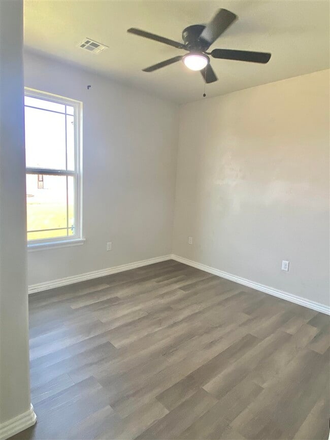 Building Photo - 210 Meadowlark Ln