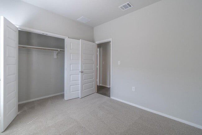 Building Photo - 234 Heritage Ml Trl
